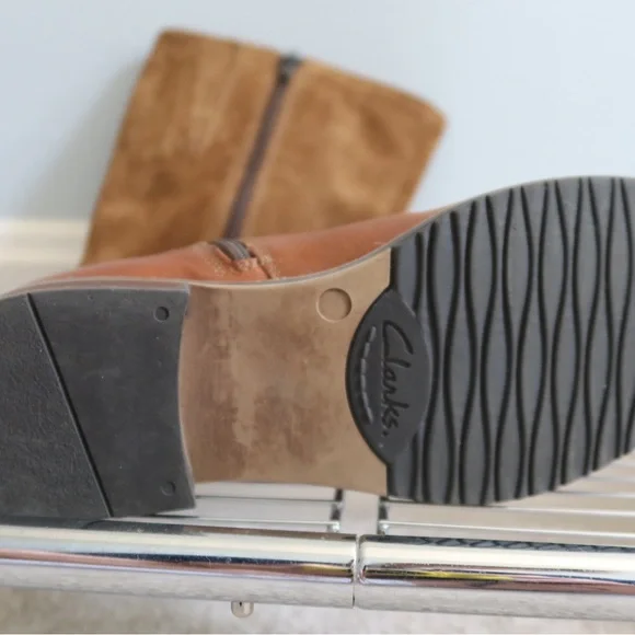 Clarks women’s Brown suede Leather Boots - Picture 2 of 8